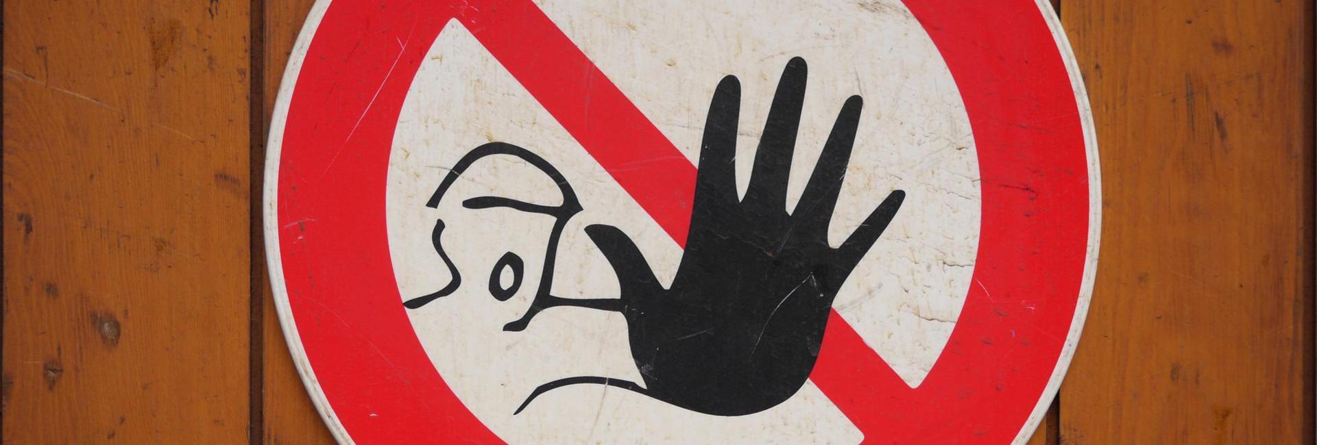 panneau interdiction danger avec une main