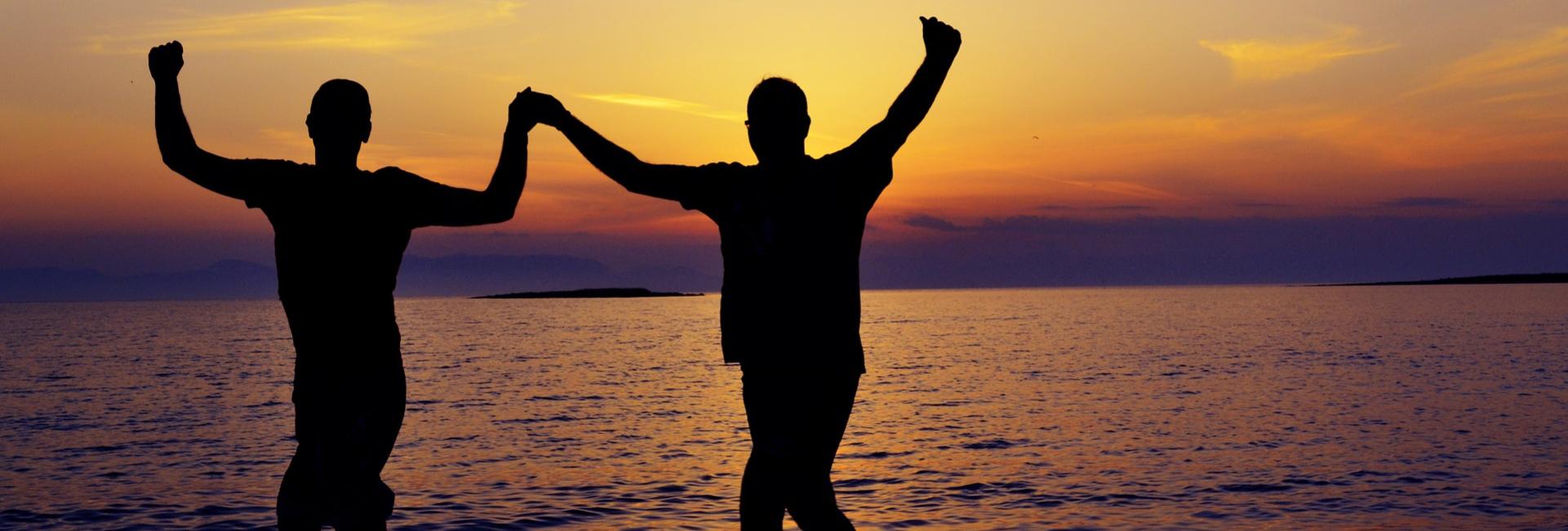 photo silhouettes les bras en l'air
