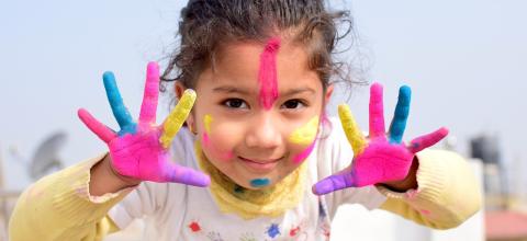 image d'un enfant avec les mains colorées